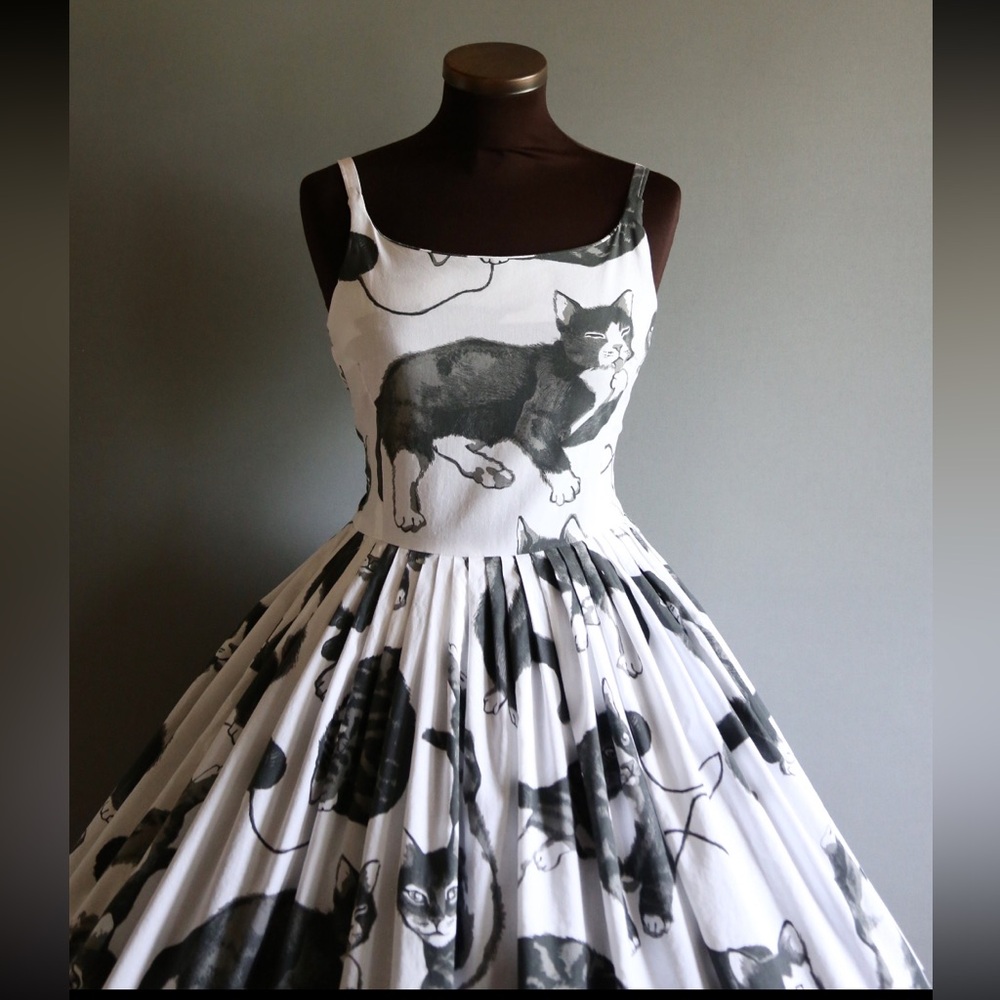 One of a kind 1950s style novelty cat print dress with full skirt - Picture 3 of 7